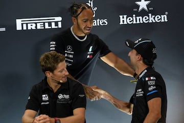 Hamilton saluda a Robert Kubica en Singapur.