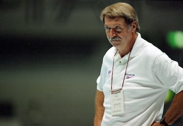 Cluj, 13 de septiembre de 1942-Indianápolis, 15 de noviembre de 2024. 82 años. Saltó a la fama como entrenador de la mítica Nadia Comaneci. Tras escapar de la Rumanía comunista a Estados Unidos, junto a su esposa Marta Károlyi, siguió ejerciendo como técnico y pulió a figuras norteamericanas como Mary Lou Retton. En total, Károlyi ha entrenado a nueve campeonas olímpicas y quince campeonas mundiales. 