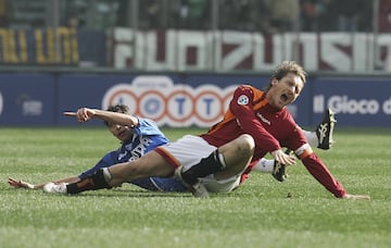 Totti se derrumbó, lesionado, sobre el césped del Olímpico de Roma en el minuto 7 del partido contra el Empoli.