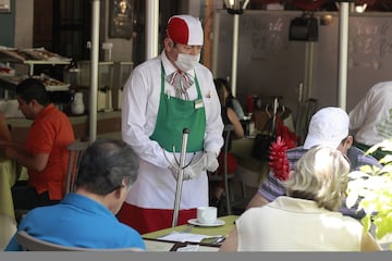 Los restaurantes toman medidas sanitarias para seguir atendiendo al público.