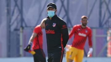 Simeone supervisa el entrenamiento del Atl&eacute;tico.