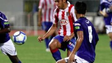 <b>PUNTAL. </b>Salvio controla un balón ante dos rivales. En la derecha, su puesto natural, el argentino rindió mucho más.