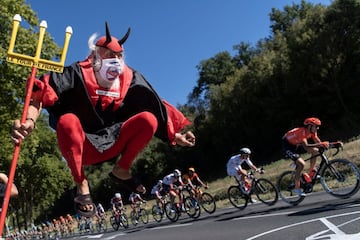 Wout Van Aert del Jumbo Visma se volvió a quedar con la victoria después de una etapa marcada por los abanicos que afectaron a varios que estaban en el Top 10 de la clasificación general. Egan es el mejor colombiano a 13 segundos del líder Adam Yates del 