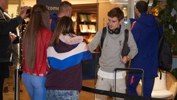 El Atlético llegó anoche a Girona. Griezmann fue uno de los más solicitados por los seguidores que esperaron al equipo.