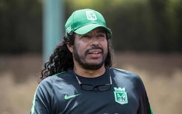 Higuita con la ropa de entrenamiento de Atlético Nacional.