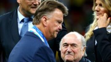 Van Gaal obtiene su medalla del Mundial y saluda a Blatter.
