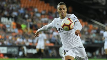 Rodrigo espera marcar al Barça en Mestalla por tercer partido consecutivo.