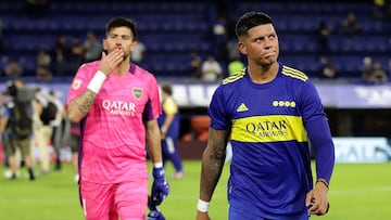 Boca Juniors' players leave the field after losing against Huracan after the end of the Argentine Professional Football League match at La Bombonera stadium in Buenos Aires, on March 6, 2022. (Photo by ALEJANDRO PAGNI / AFP)