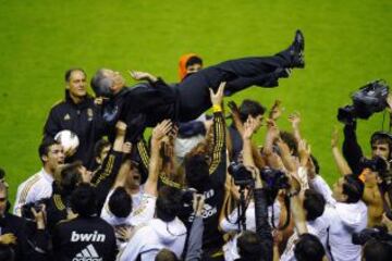 Los jugadores del Real Madrid y Mourinho celebran el titulo de Campeones de Liga 2012