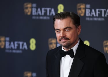 Leonardo DiCaprio posa en la alfombra roja previa a la gala de Premios de BAFTA.