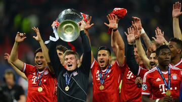 Kroos levanta la Champions que conquistó con el Bayern en 2013.