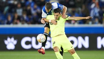 Lejeune pugna con un balón con Lucas Pérez.
