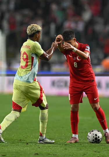 Durante el duelo entre la selección española y Turquía saltaron chispas entre los jóvenes jugadores del Fútbol Club Barcelona y el Real Madrid. Güler se disponía a sacar una falta, Lamine Yamal se colocó delante del balón impidiéndolo y el turco le lanzó un empujón al jugador del club blaugrana. 