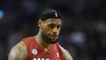  LeBron James de los Heat reacciona tras anotar ante los Boston.