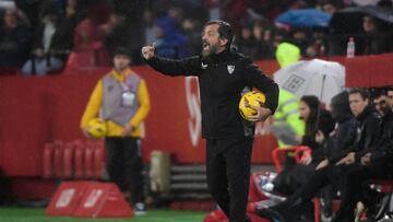 Sevilla's Spanish coach Enrique Sanchez Flores gestures on the sidelines during the Spanish league football match between Sevilla FC and Athletic Club Bilbao at the Ramon Sanchez Pizjuan stadium in Seville on January 4, 2024. (Photo by CRISTINA QUICLER / AFP)