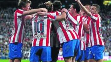 <b>GOL DE FORLÁN. </b>Los jugadores celebran el gol ante el Madrid.