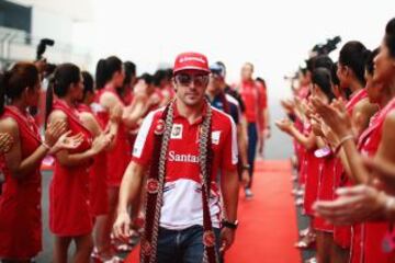 Fernando Alonso asiste al desfile de pilotos antes del GP de Fórmula Uno de la India en el circuito Internacional Buddh