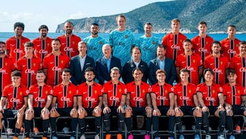 Foto oficial de la temporada 2025-2026 del RCD Mallorca. Posado ante el Parc Natural de Sa Dragonera.
