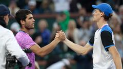 El tenista español Carlos Alcaraz saluda a Jannik Sinner tras derrotarle en las semifinales del Masters 1.000 de Indian Wells.