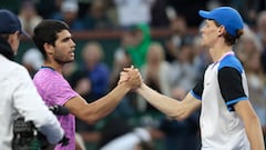 El tenista español Carlos Alcaraz saluda a Jannik Sinner tras derrotarle en las semifinales del Masters 1.000 de Indian Wells.