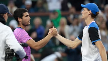 El tenista español Carlos Alcaraz saluda a Jannik Sinner tras derrotarle en las semifinales del Masters 1.000 de Indian Wells.