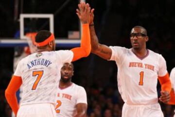 Carmelo Anthony y Amare Stoudemire chocan esos cinco.