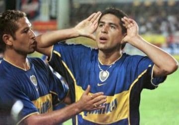 Riquelme celebrando un gol con Antonio Barijho. 