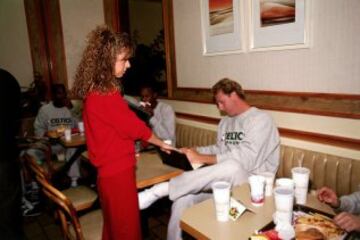 Larry Bird firmando autógrafos a los fans durante la gira de los Celtics en Madrid.