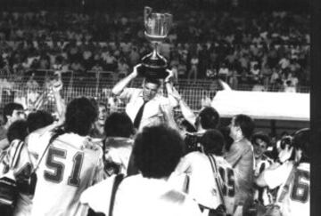 Luis Aragonés levanta la Copa del Rey conseguida por el Atlético de Madrid tras vencer 2-1 al Athletic de Bilbao en la final del Bernabéu.