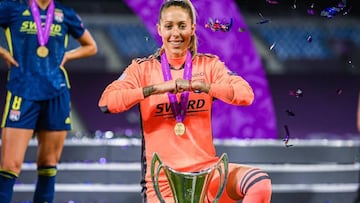 Lola Gallardo, jugadora española del Lyon, gana la Champions con el equipo francés.
