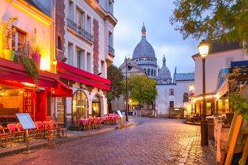Comida: desde las 12:30 hasta las 14:00 horas | Cena: desde las 19:30 hasta las 20:30 horas. En la foto, La Plaza de Tertre, a pocos metros de Saint-Pierre de Montmartre y de la Bas¨ªlica del Sagrado Coraz¨®n.