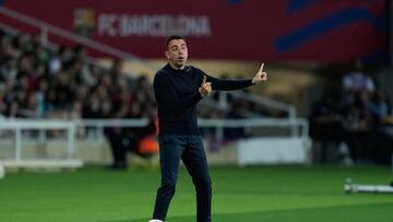 BARCELONA, 13/05/2024.- El t谷cnico del FC Barcelona, Xavi Hern芍ndez, durante el encuentro correspondiente a la jornada 35 de primera divisi車n que disputan hoy lunes FC Barcelona y Real Sociedad en el estadio Ol赤mpico Lluis Companys, en Barcelona. EFE / Alejandro Garc赤a.