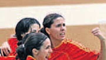Las españolas celebran un gol.