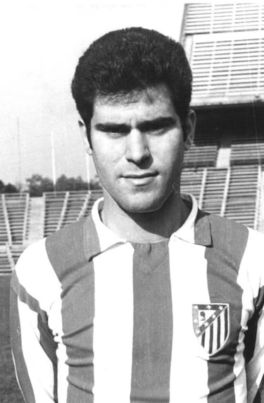 En 1968 ficha por el Atlético de Madrid de primera división donde jugará hasta 1977.