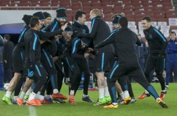 Último entrenamiento del Barcelona antes del partido de Champions League de octavos de final frente al Arsenal 