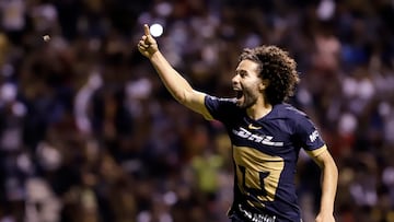 MEX6185.PUEBLA (MÉXICO), 22/09/2023.- César Huerta de Pumas festeja su anotación contra Puebla hoy durante un partido de la jornada 9 del torneo Apertura 2023 de la liga de fútbol mexicano disputado en el estadio Cuauhtémoc, en Puebla (México). EFE/ Hilda Ríos