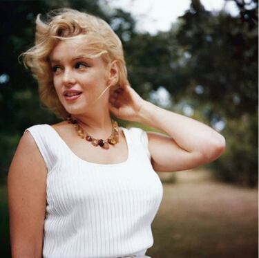 Norma Jeane Mortenson
No hay duda que fue una de las actrices más populares en el siglo XX, pero de lo que sí hay duda es si en realidad se llama Marilyn... Pues fue en 1946 cuando comenzó a llamarse como se le conoce hasta ahora. Se cambió el nombre por el de Marilyn Miller porque era una actriz a la que admiraba mucho y Monroe porque era el apellido de soltera de su madre, Gladys.