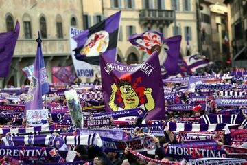 Miles de personas, seguidores y representantes pol赤ticos y del mundo del f迆tbol dieron hoy su 迆ltimo adi車s a Astori.