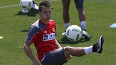 GRA274. SEVILLA, 20/05/2016.-El delantero ucraniano del Sevilla Yevhen Konoplyanka, durante el entrenamiento realizado este mediod&iacute;a en la ciudad deportiva del club,preparatorio de la Final de la Copa del Rey que disputar&aacute;n contra el Barcelona el pr&oacute;ximo domingo en el estadio Vicente Calder&oacute;n. EFE/Julio Mu&ntilde;oz