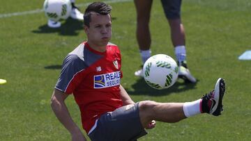 GRA274. SEVILLA, 20/05/2016.-El delantero ucraniano del Sevilla Yevhen Konoplyanka, durante el entrenamiento realizado este mediodía en la ciudad deportiva del club,preparatorio de la Final de la Copa del Rey que disputarán contra el Barcelona el próximo domingo en el estadio Vicente Calderón. EFE/Julio Muñoz