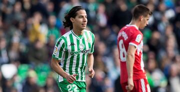 Pese a su corta edad Lainez se ganó un puesto en el primer equipo del América donde fue campeón de Liga MX. En enero del 2019 se concretó su traspaso con el Betis.