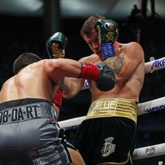 Canelo Álvarez vence a John Ryder en su regreso a Guadalajara