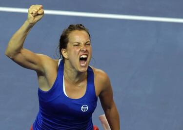 República Checa gana otra vez con Strycova como heroína