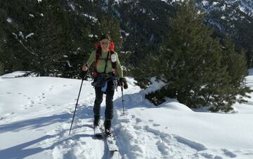 Sílvia Puigarnau disfrutando de una ruta con nieve fresca.