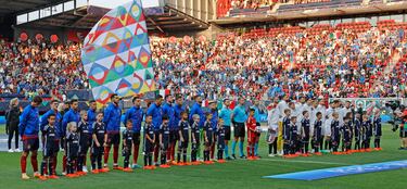 Formación de las selecciones de España e Italia en el centro del campo del FC Twente Stadion.