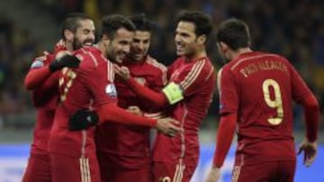 Mario es felicitado por sus compañeros tras el gol del triunfo ante Ucrania.