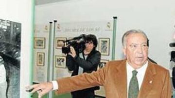 <b>CALDERÓN: "WALTER ENCESTIAK LE LLAMABA YO".</b> ¿Corto yo?, preguntó Calderón cuando se vio frente a la cinta grana. Sí, cortas tú, dijo Ferrándiz. Y el presidente esbozó una gran sonrisa y dio su enhorabuena. La historia del baloncesto en España y del Real Madrid no se podría escribir sin tener en cuenta a Pedro Ferrándiz, dijo en su discurso Calderón, que demostró ser un gran aficionado al baloncesto. La dorada década de los 60 fue en la que creció su amor por el deporte de la canasta. Por eso se detuvo en la foto en la que Wally Szczerbiak, ahora profesional de la NBA e hijo del mítico Walter, mira qué hay dentro de la copa con la que su padre aterrizaba en Barajas. Walter Encestiak le llamaba yo. Cómo anotaba, era increíble, comentó Calderón.