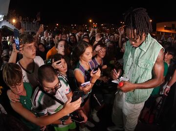 Perry firmando autógrafos.