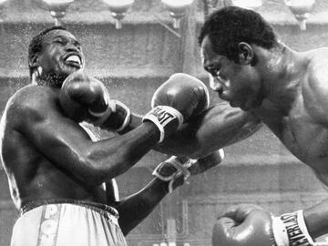 Hay un dato que no deja dudas de la igualdad que mostraron Holmes y Norton en este combate el 9 de junio de 1978: tras 14 asaltos, los jueces ten¨ªan empatadas sus cartulinas. Tras 42 minutos de guerra sin cuartel, los dos tiraron de lo que ten¨ªan y salieron a cruzar golpes con todo como si fuese el primer asalto. Los jueces vieron mejor a Holmes en esos 180 segundos finales y le otorgaron el triunfo para retener el Mundial WBC del pesado.