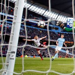 Claudio Bravo fue titular en goleada del City por la FA Cup